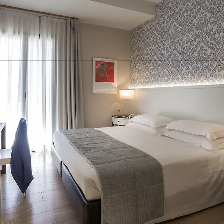 洛萨里维埃拉别墅酒店