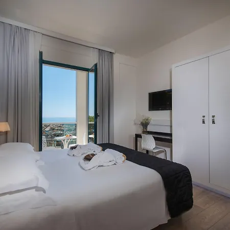 洛萨里维埃拉别墅酒店 4* 里米尼