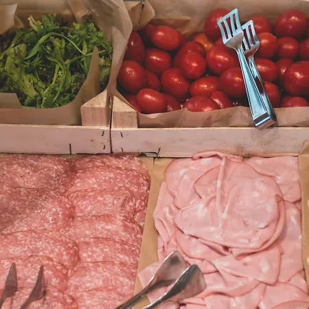 洛萨里维埃拉别墅酒店